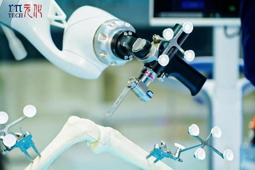 科技赋能医疗新未来 元化智能锟铻全骨科手术机器人闪耀进博会